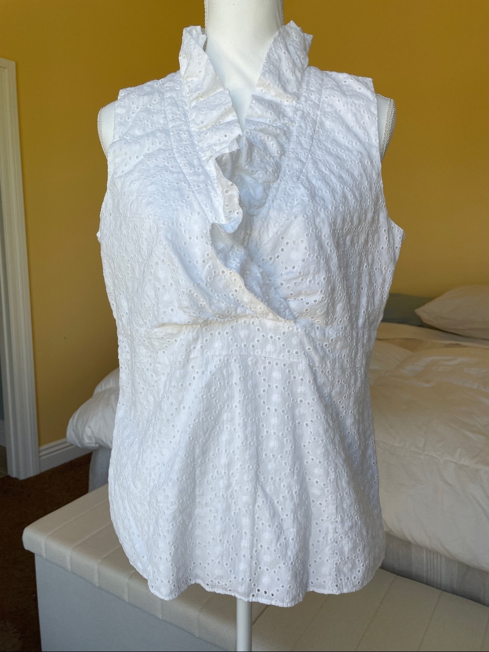 Lafayette 148 White Eyelet Ruffle V-Neck Sleeveless Top Size 12- NWOT